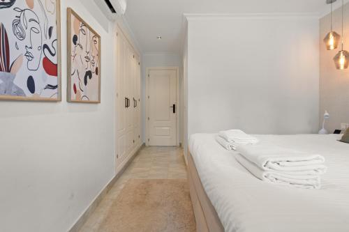 High-End 2 Bedroom Sea View Apartment in Puerto Banus