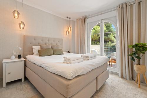 High-End 2 Bedroom Sea View Apartment in Puerto Banus