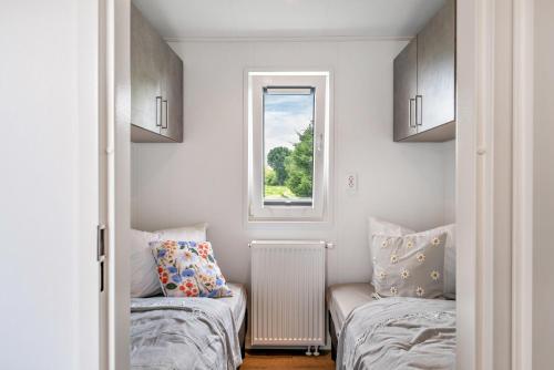 a small room with two beds and a window at Zwerg Nase in Dörverden