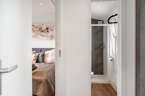 a bedroom with a bed and a door leading to a bathroom at Zwerg Nase in Dörverden