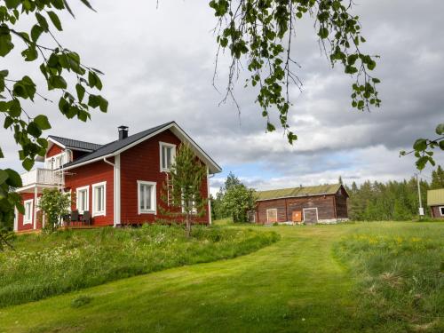 a house on a hill with a green yard at Villa Aattu in Muonio