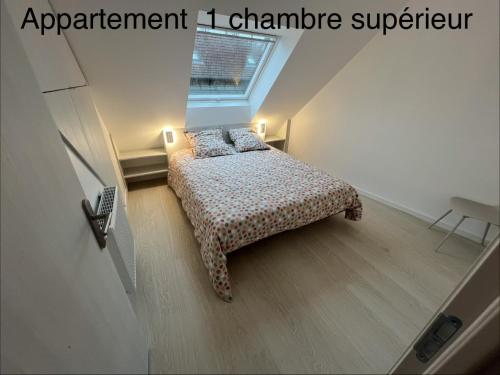a small bedroom with a bed and a window at Gîte du Flot - Baie de Somme in Boismont