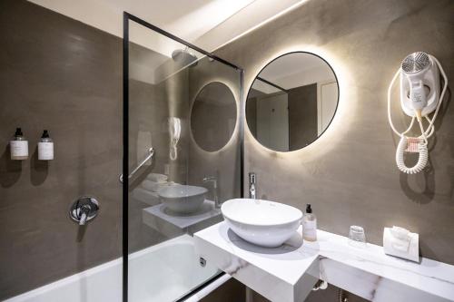 a bathroom with a sink and a shower at Dorá Hotel Buenos Aires in Buenos Aires