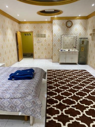 a bedroom with a bed and a rug at شقة عوقد in Okkad