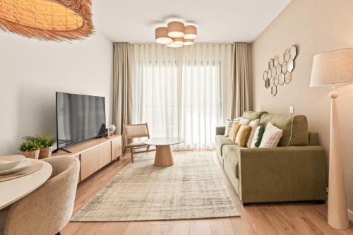 Elegant Beachside 2 Bedroom with Rooftop Pool
