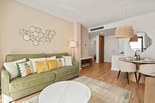 Elegant Beachside 2 Bedroom with Rooftop Pool