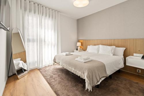 Elegant Beachside 2 Bedroom with Rooftop Pool