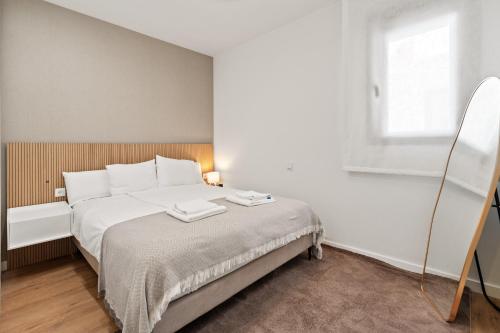 Elegant Beachside 2 Bedroom with Rooftop Pool