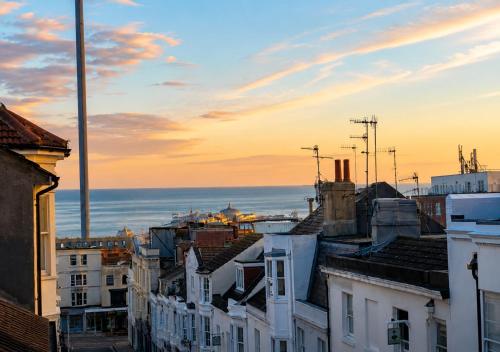 Charming Victorian one-bedroom flat in a prime location, just moments from the seafront, the i360, and the train station photo 11