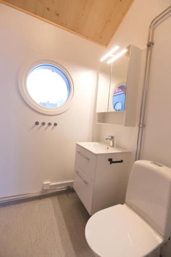 a bathroom with a toilet and a window at Bygdsiljums Sjöbodar in Bygdsiljum