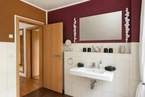 a bathroom with a sink and a mirror at Ferienwohnung Blumäcker Oberbayern in Oberhausen