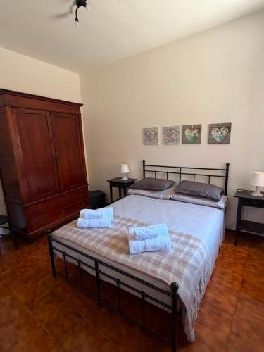 a bedroom with two beds with blue towels on them at Cottage di Lola in Fonteno