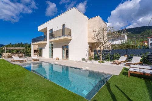 Villa Veluri with 4 bedrooms and heated pool