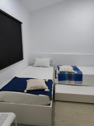 zwei Betten, die in einem Zimmer nebeneinander stehen in der Unterkunft Monte da Bárbara in Algoceira
