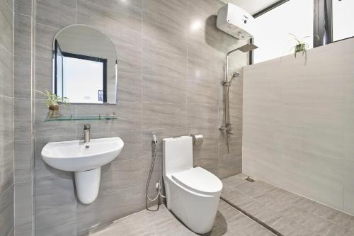 a bathroom with a sink and a toilet and a mirror at Duck House in Da Thien