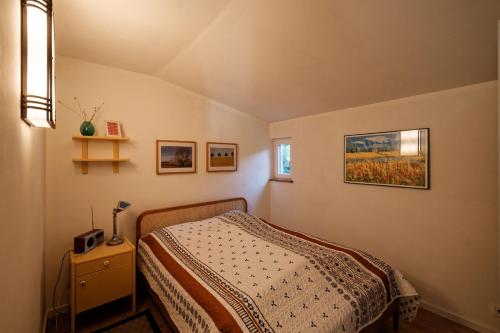 a small bedroom with a bed and a window at Ferienhaus Himmelblau in Waldsieversdorf