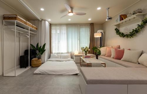 a living room with a couch and a table at 김포공항ㆍ까치산역ㆍ최대11명ㆍ3룸화2ㆍ각방에어컨ㆍ2층독채 in Seoul