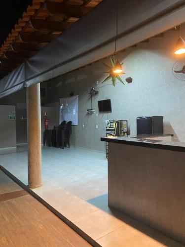 eine Bar mit einem Stern an der Wand eines Zimmers in der Unterkunft Espaço Vida Nova in Lins