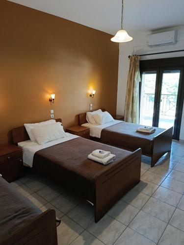 a hotel room with two beds and a couch at SmallHotel - Vevi in Vévi