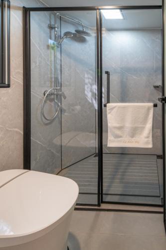 a bathroom with a glass shower with a toilet at Futura 2 in Borgo