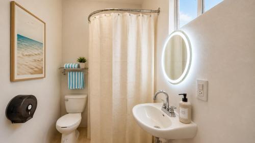 a bathroom with a sink and a toilet and a mirror at Suites Puerto 201 in Veracruz
