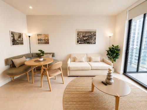 Stylish 1 Bedroom Apartment with Balcony and Citi Views in Downtown photo 3