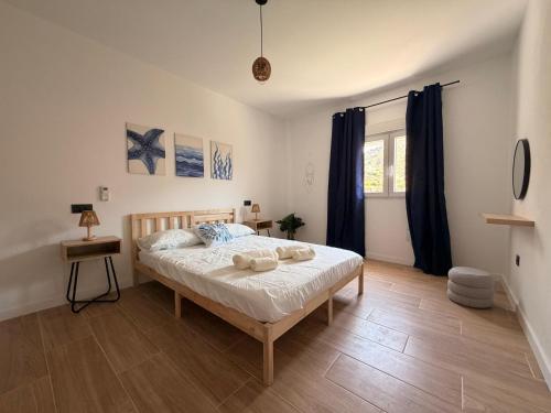 a bedroom with a bed and a window at Apartamento Torrox Village in Torrox