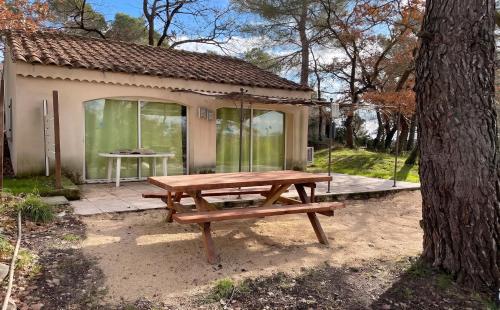 a picnic table in front of a cabin with a tree at Maison confortable à Velleron de 50 m² avec piscine in Velleron