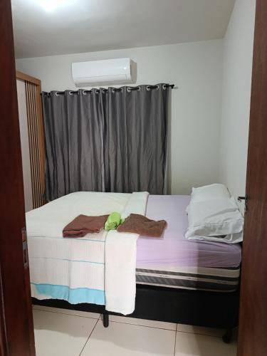 a bedroom with a bed with towels on it at Pedacinho do céu 3 in Dourados