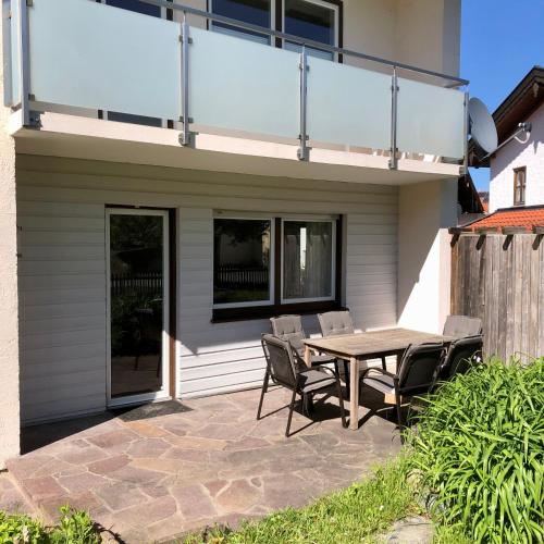 a patio with a table and chairs on a house at Ferienwohnung Gartenblick in Amerang
