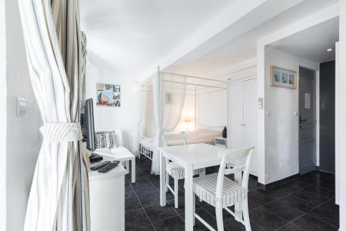 une pièce avec une table et des chaises et une chambre dans l'établissement Florella Maréchal Joffre, à Cannes