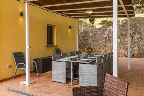 a patio with a table and chairs on a patio at Casa Febea in Chiusi