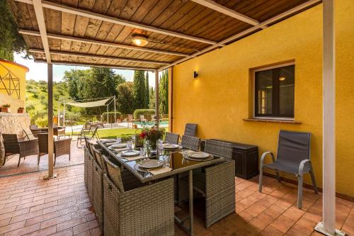 an outdoor patio with a table and chairs at Casa Febea in Chiusi