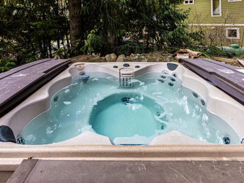 a jacuzziificialificialificialificialificialificialificialificialificialificialificial at Stargazer Chalet in Glacier