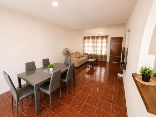 a dining room and living room with a table and chairs at Casa en Huatulco Casa para 6 Personas Cerca del Centro y Playas in Santa Cruz Huatulco