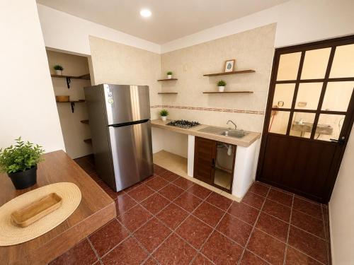 a kitchen with a stainless steel refrigerator and a sink at Casa en Huatulco Casa para 6 Personas Cerca del Centro y Playas in Santa Cruz Huatulco