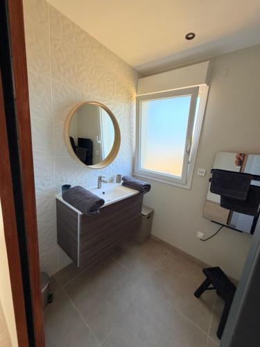 a bathroom with a sink and a mirror at Gite le3chênes in Remoncourt
