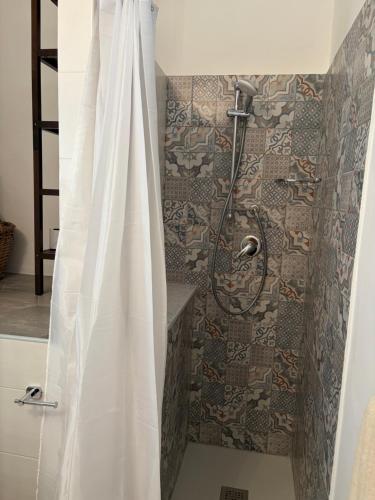 a shower with a shower curtain in a bathroom at Casa Caterina in Graniti