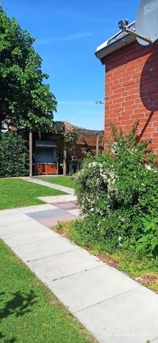 a sidewalk next to a brick building at Up Höcht in Osteel