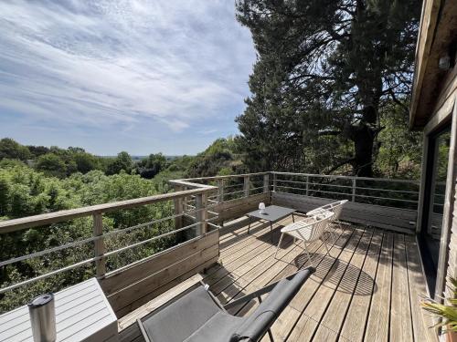 a deck with a table and chairs on a house at Carrière Sauvage in Pont-Aven