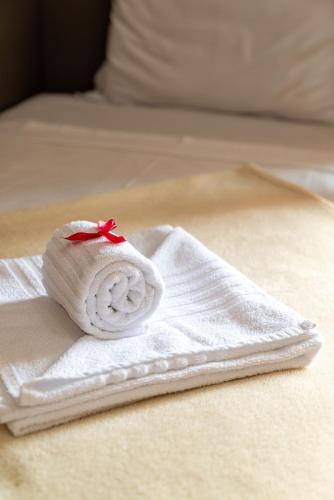 a roll of white towels on a bed at Pousada D' Areia in Barreirinhas