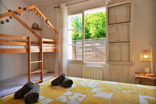 a bedroom with a bunk bed and a window at Ferienhaus Rafalenadjan, ideal für Familien, eigener Pool, schöne Terrasse, eigener Parkplatz by Riviera Homelife Management in Saint-Raphaël