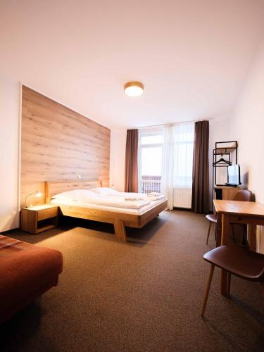 a large bedroom with a large bed in a room at Vyhliadka Galfy in Starý Smokovec