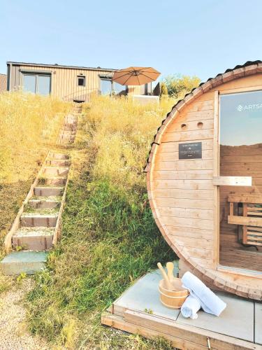 a wooden boat sitting on top of a field at Tiny House mit Whirlpool und Sauna in Bermel