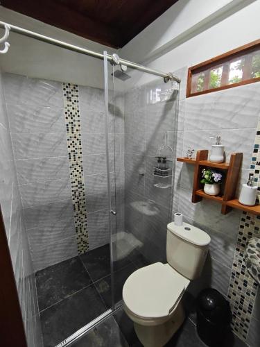 a bathroom with a toilet and a shower at Finca Agroturística La pradera in Acacías