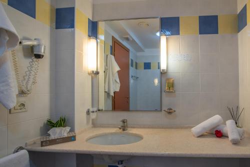 a bathroom with a sink and a mirror at Hotel Rialto in Grado