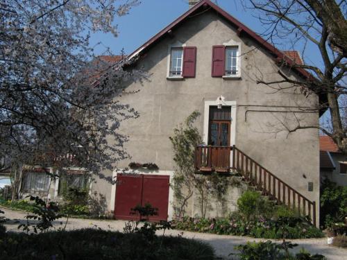 a house with red shutters and a red door at Ma Guitoune in Grenoble