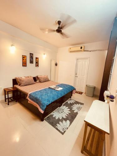 a bedroom with a bed and a ceiling fan at Ra3sheesh Abode Comfort Connectivity and Charm in Dera Bassi