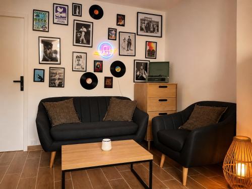 a living room with a couch and a table at Appart T3 Stratégique - Parking - Accès A64 in Portet-sur-Garonne