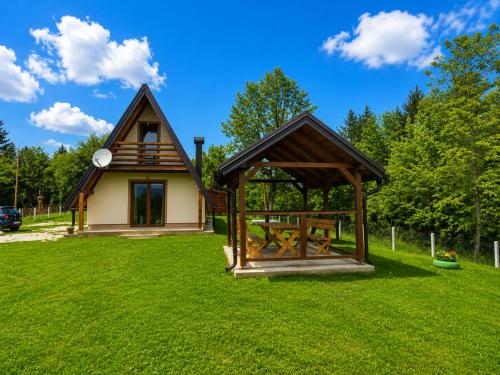 a gazebo in the yard of a house at ZELENI BOR koliba vikendica Pale in Pale
